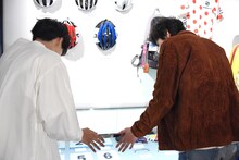 ゼッケンを見つめる坂東龍汰（左）と柳俊太郎（右）。