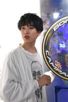 鳴子章吉のロードレーサーの特徴を説明する坂東龍汰。