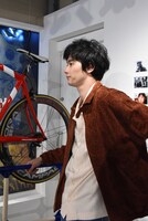 坂東龍汰の説明を興味深そうに聞く柳俊太郎。