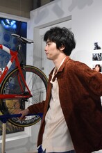 坂東龍汰の説明を興味深そうに聞く柳俊太郎。