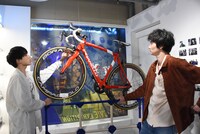 鳴子章吉のロードレーサーを眺める坂東龍汰（左）と柳俊太郎（右）。