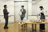 飾り付けをする北村匠海（左）、赤楚衛二（中央）、福本莉子（右）。