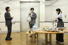 飾り付けをする北村匠海（左）、赤楚衛二（中央）、福本莉子（右）。