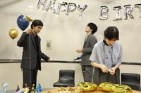 飾り付けをする北村匠海（左）、赤楚衛二（中央）、福本莉子（右）。