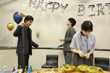 飾り付けをする北村匠海（左）、赤楚衛二（中央）、福本莉子（右）。