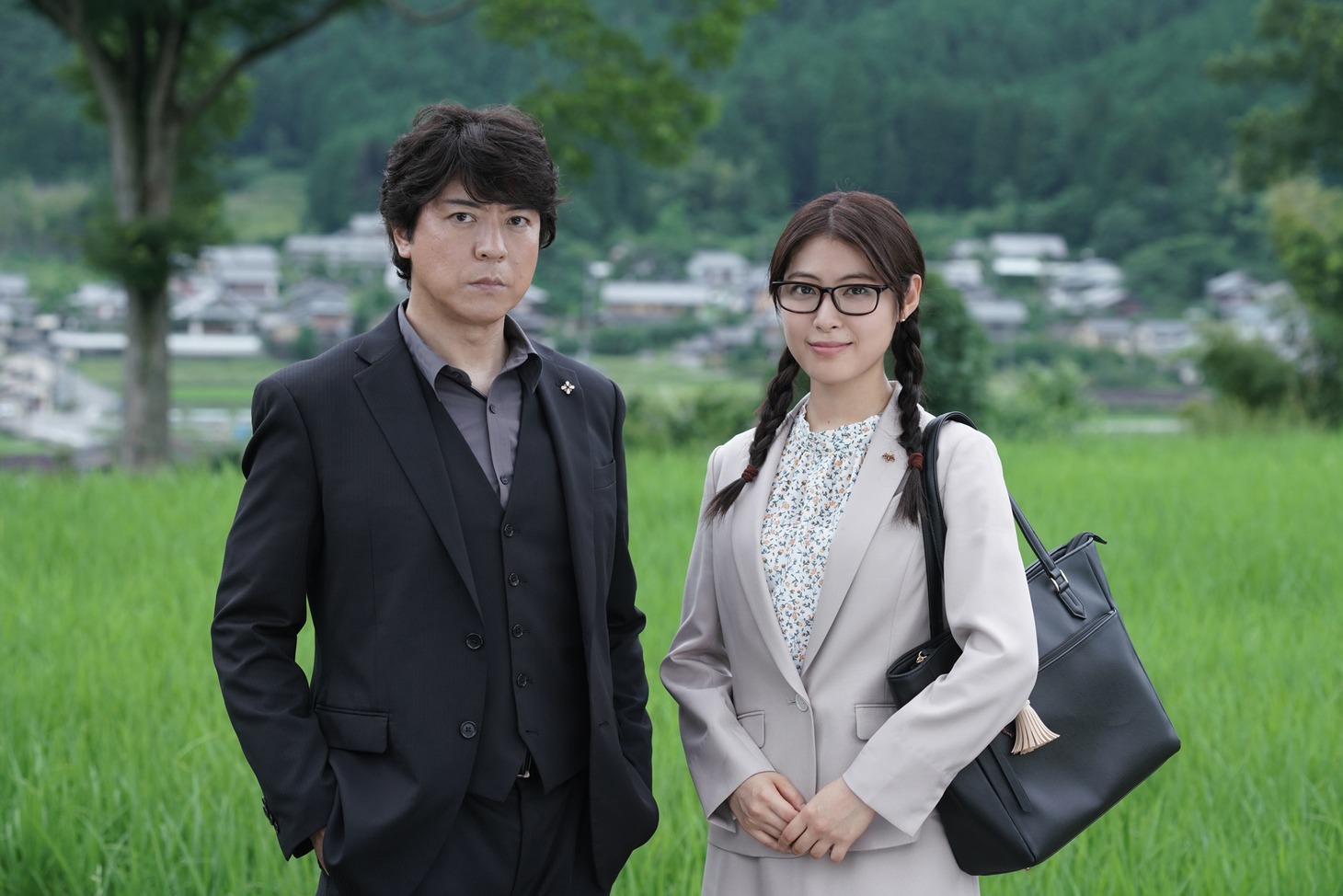 左から上川隆也演じる佐方貞人、瀧本美織演じる花岡尚子。