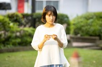 サラ役の小川紗良。