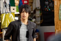 神尾楓珠演じるカミオ。