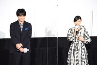 左から吉沢亮、杉咲花。