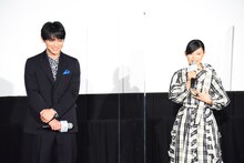 左から吉沢亮、杉咲花。