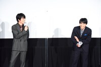 左から岡山天音、吉沢亮。