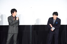 左から岡山天音、吉沢亮。