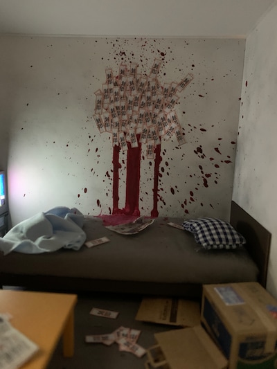 「事故物件 恐い間取り」をモチーフにしたジオラマアート。（ミニチュア制作：株式会社MOZU STUDIOS）