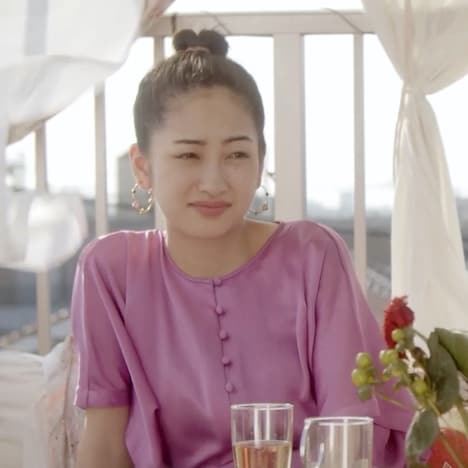 川添野愛演じる琴子。