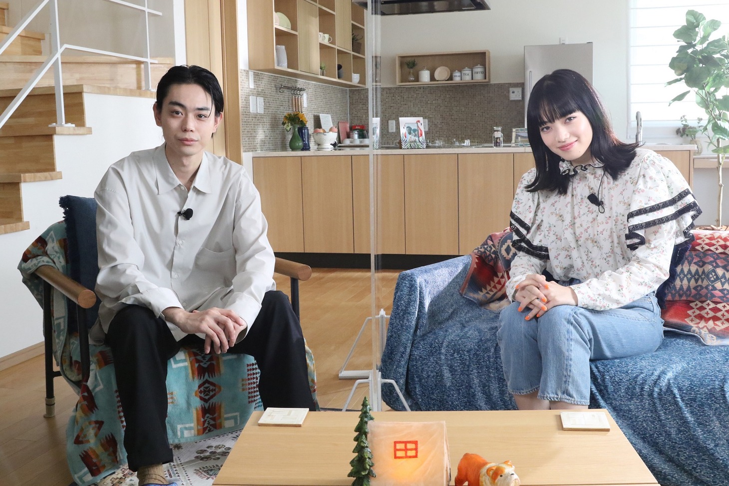 「糸」大ヒット御礼47都道府県オンラインミーティングの様子。左から菅田将暉、小松菜奈。