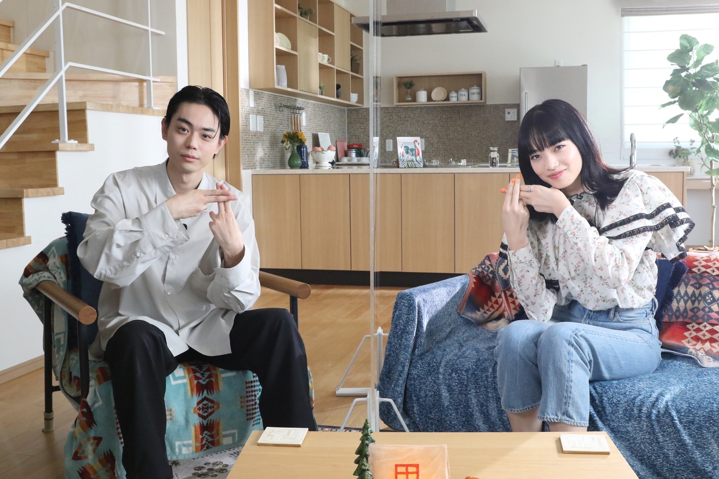 左から菅田将暉、小松菜奈。