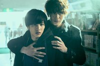 「さんかく窓の外側は夜」 (c)2021映画「さんかく窓の外側は夜」製作委員会 (c)Tomoko Yamashita/libre