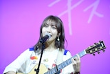 歌う井上苑子。