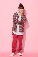 安達桃子役の有村架純。