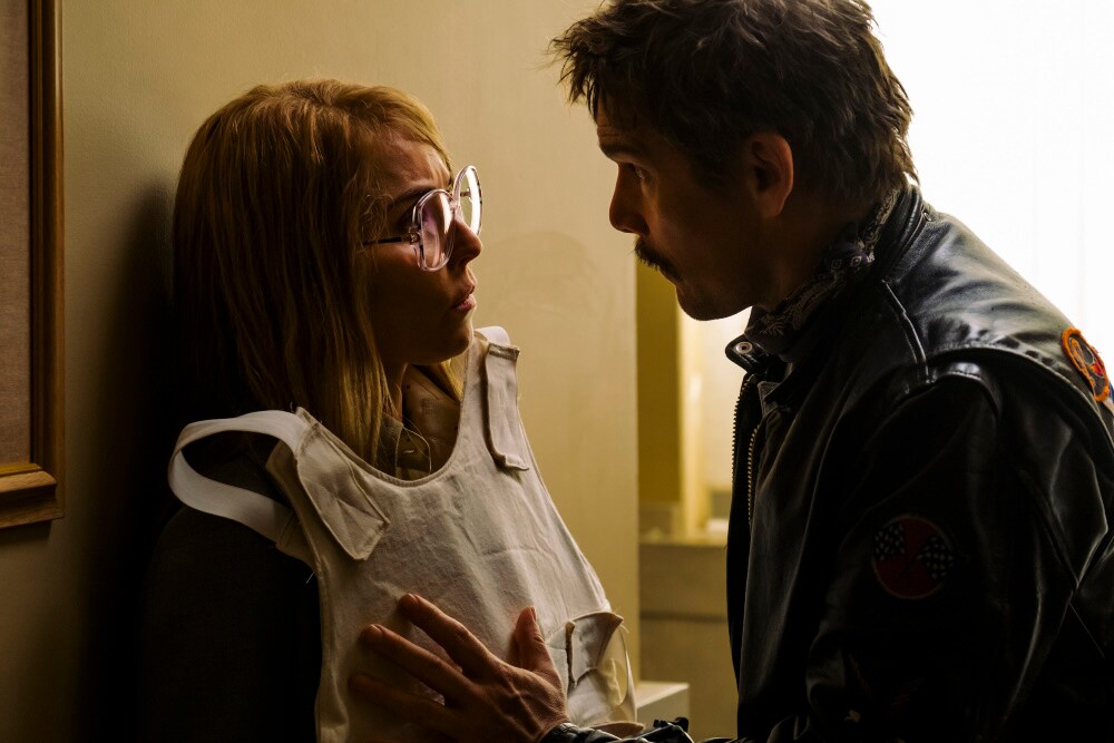 イーサン・ホークが“優しく狂暴”な強盗演じた「ストックホルム・ケース」新カット