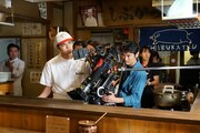 「とんかつDJアゲ太郎」メイキング写真より、北村匠海（左）。