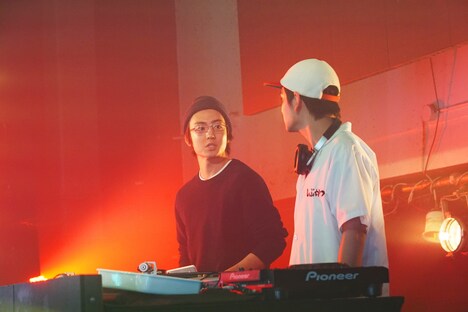 「とんかつDJアゲ太郎」メイキング写真より、伊藤健太郎(左)と北村匠海(右)。