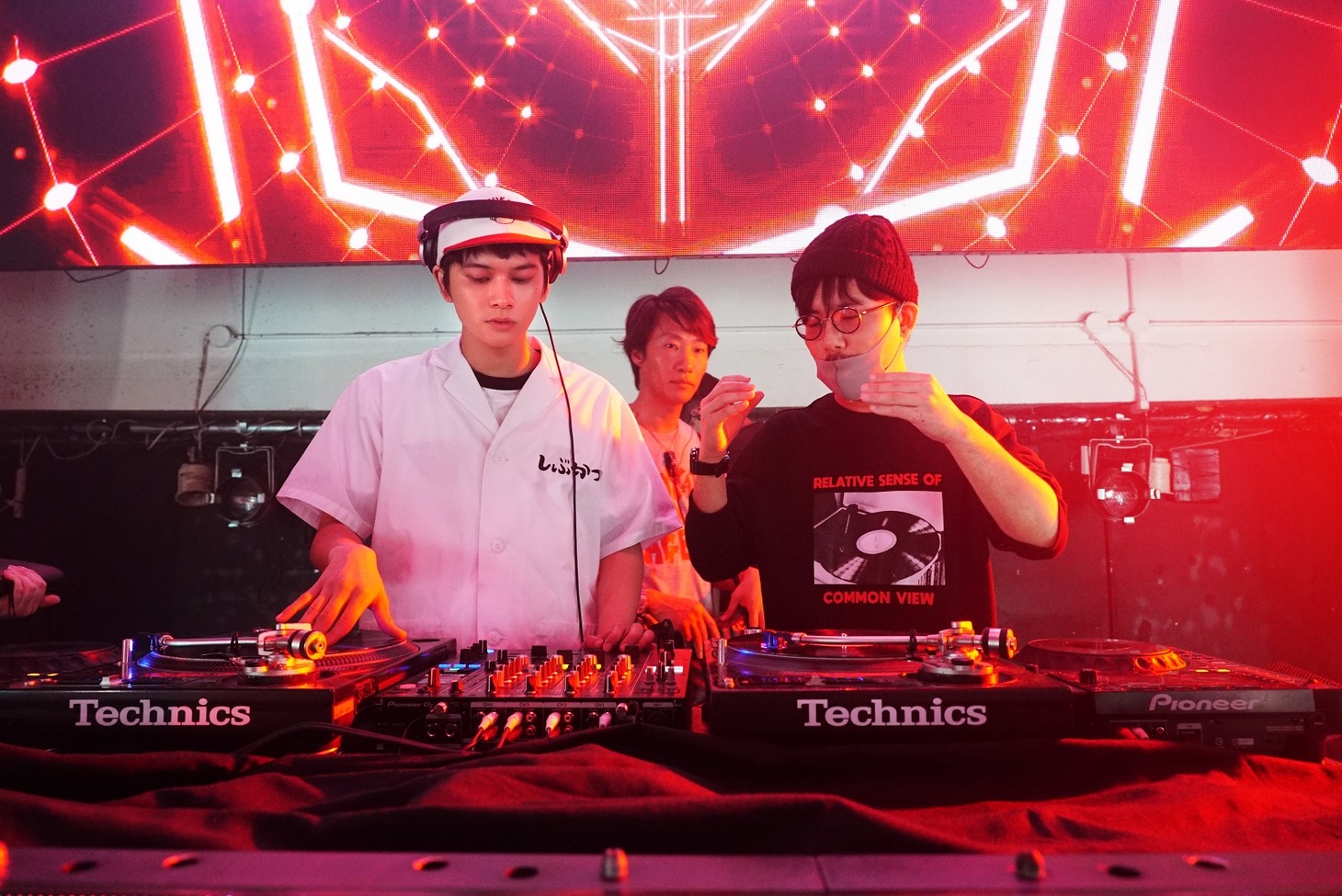 「とんかつDJアゲ太郎」メイキング写真より、北村匠海（左）と二宮健（右）。