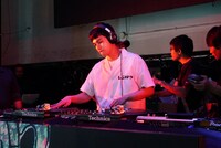 DJブースに立つアゲ太郎役の北村匠海。