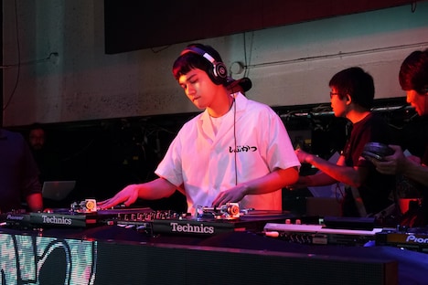 「とんかつDJアゲ太郎」メイキング写真より、北村匠海。