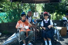 「宇宙でいちばんあかるい屋根」メイキング写真。手前左から醍醐虎汰朗、清原果耶。