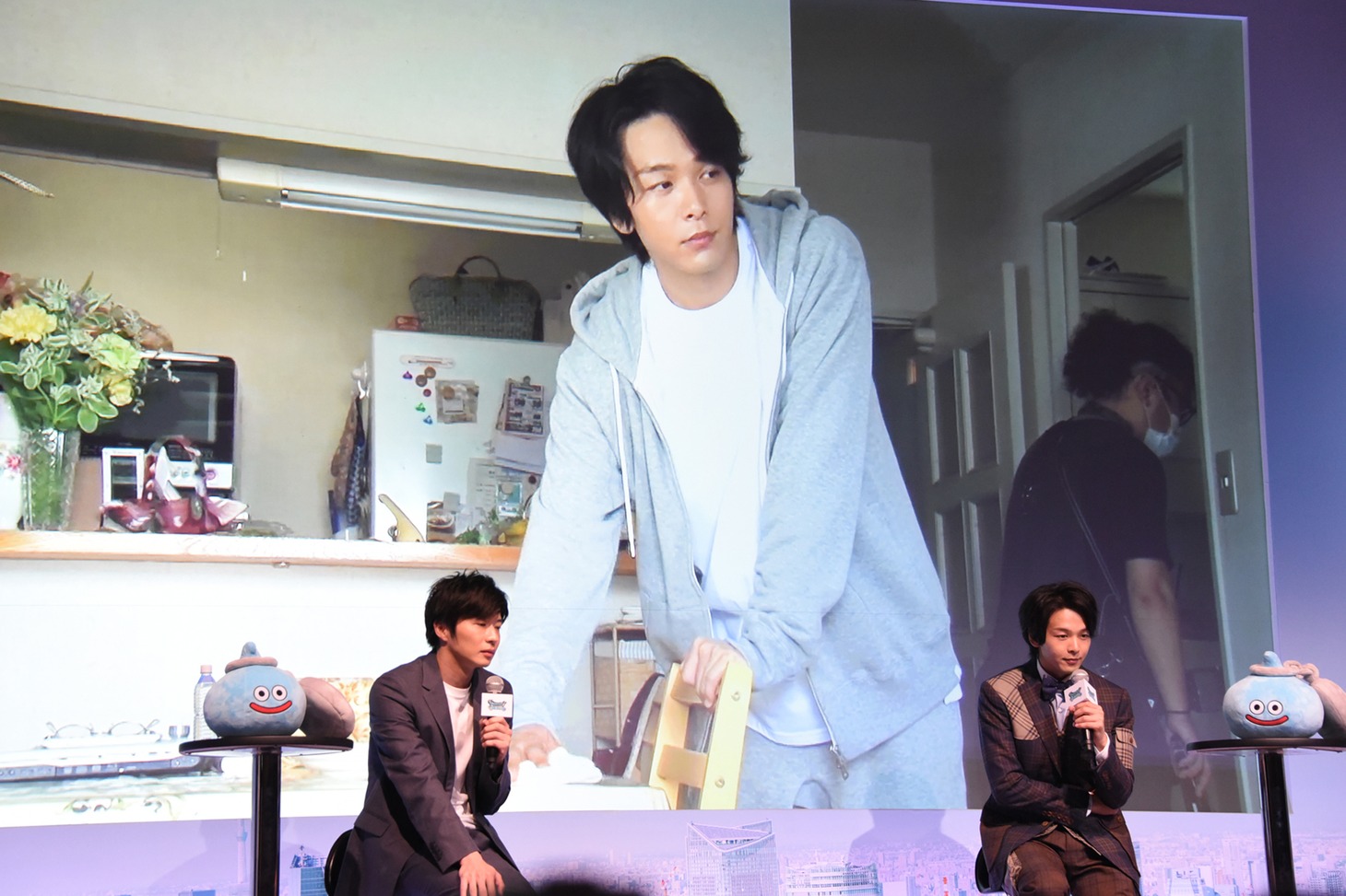 左から、メイキング映像に見入る田中圭、中村倫也。
