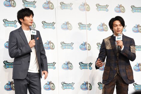 左から田中圭、中村倫也。