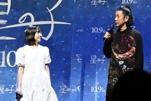 左から芦田愛菜、永瀬正敏。