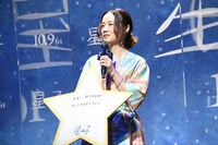 願い事を見せる原田知世。