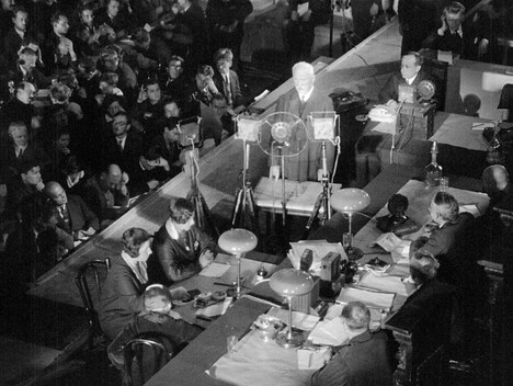 「粛清裁判」 (c)ATOMS & VOID