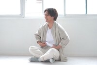ViVi11月号「tokyo boy cam」より、柳楽優弥のメイキングオフショット。