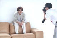 ViVi11月号「tokyo boy cam」より、柳楽優弥のメイキングオフショット。