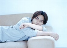 ViVi11月号「tokyo boy cam」より、柳楽優弥のアザーカット。