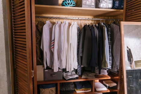 「窮鼠はチーズの夢を見る」より、恭一の部屋のクローゼット。