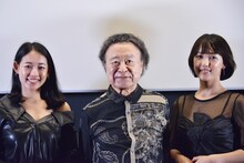 「イル・ノワール 黒い島」完成披露試写会の様子。左からMari、篠山紀信、Rina。