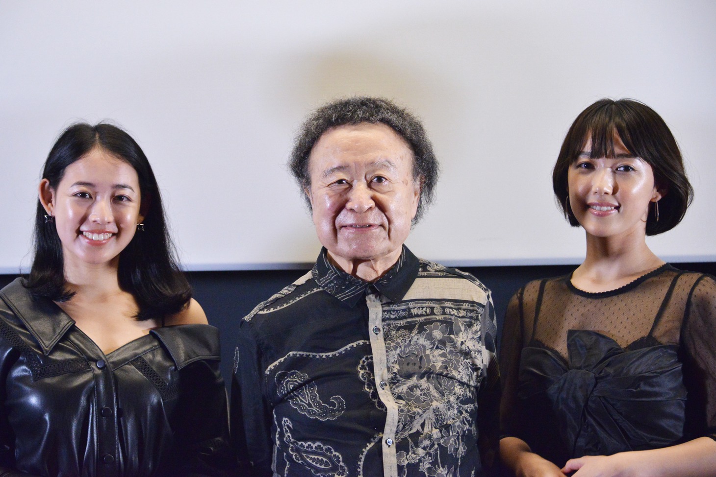 「イル・ノワール 黒い島」完成披露試写会の様子。左からMari、篠山紀信、Rina。