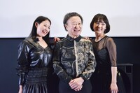 「イル・ノワール 黒い島」完成披露試写会の様子。左からMari、篠山紀信、Rina。