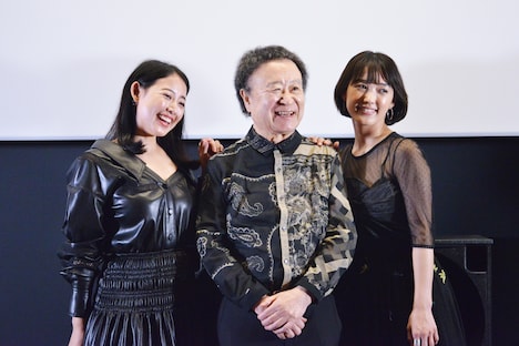 「イル・ノワール 黒い島」完成披露試写会の様子。左からMari、篠山紀信、Rina。