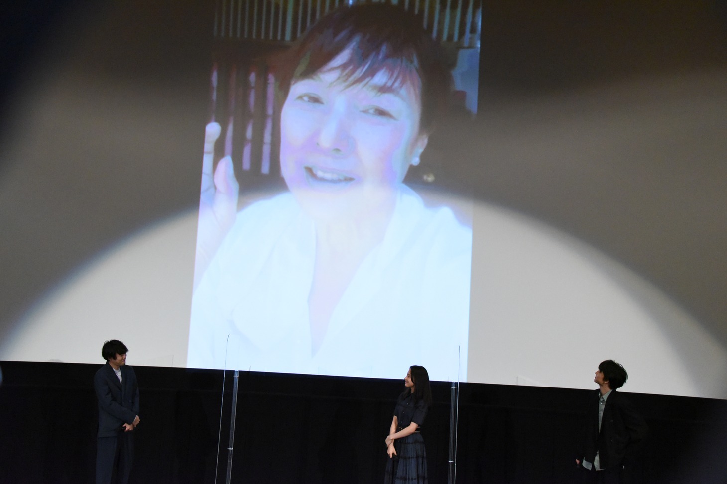 桃井かおりからのビデオメッセージ上映の様子。