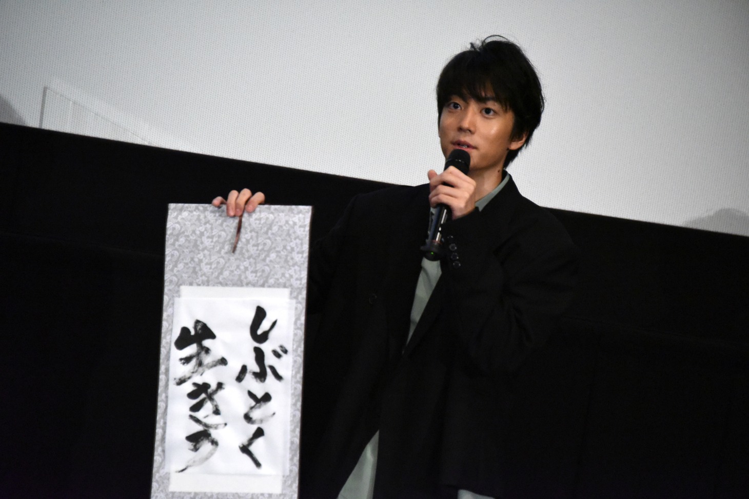 “今、自分にとって宇宙一染みる言葉”を発表する伊藤健太郎。