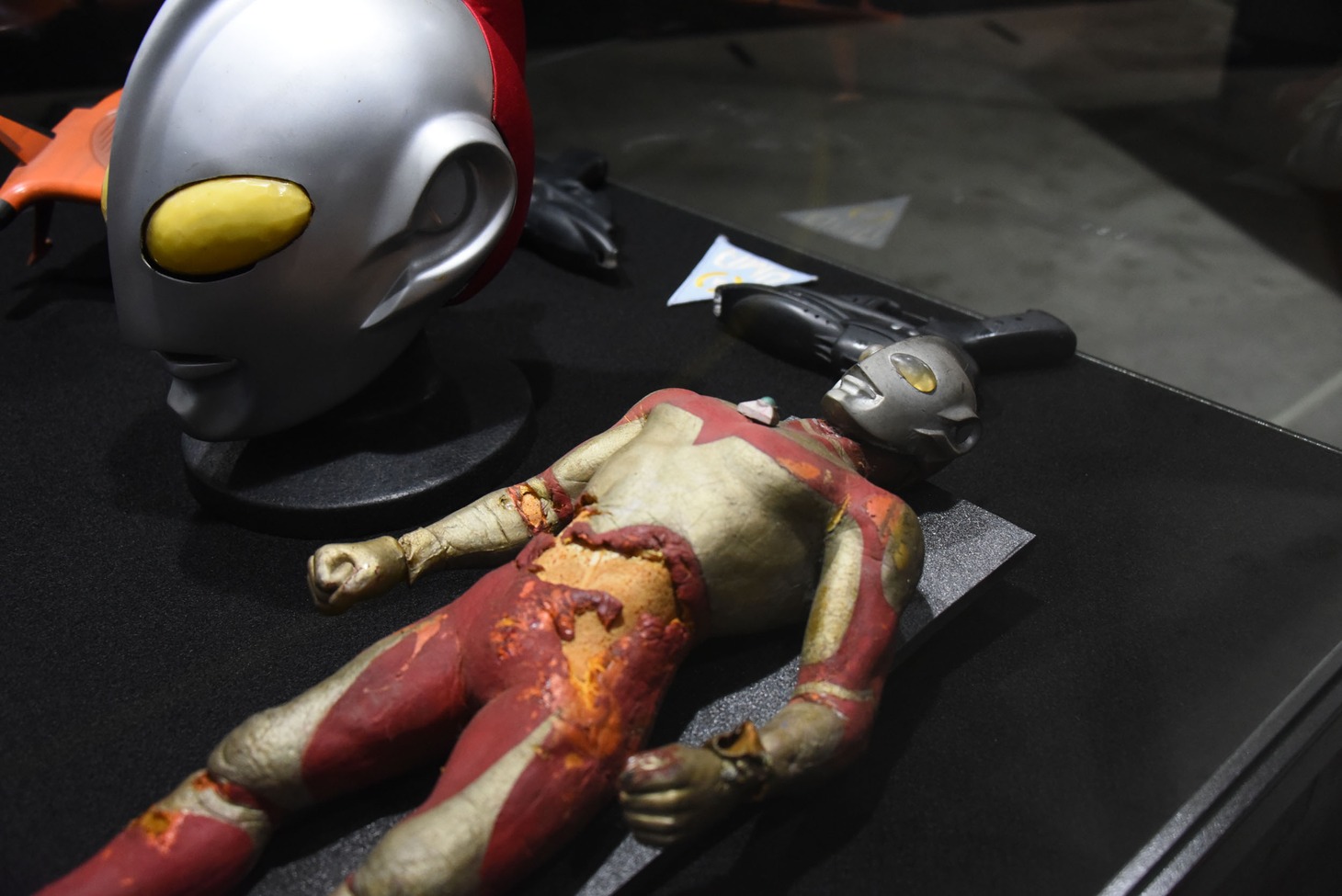 ウルトラマングレートのミニチュア（手前）。