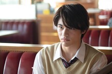 石川雷蔵演じる新田貴大。