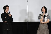 左から中村倫也、石橋静河。