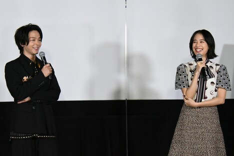 左から中村倫也、石橋静河。