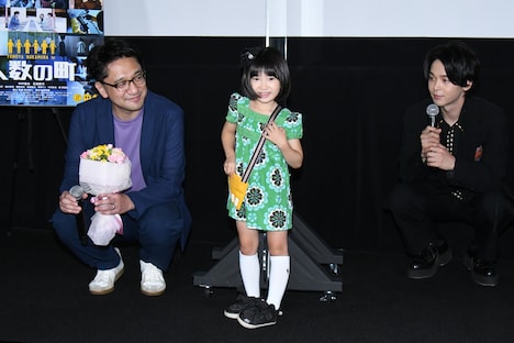 吉田萌果(中央)に目線を合わせる中村倫也(右)と荒木伸二(左)。